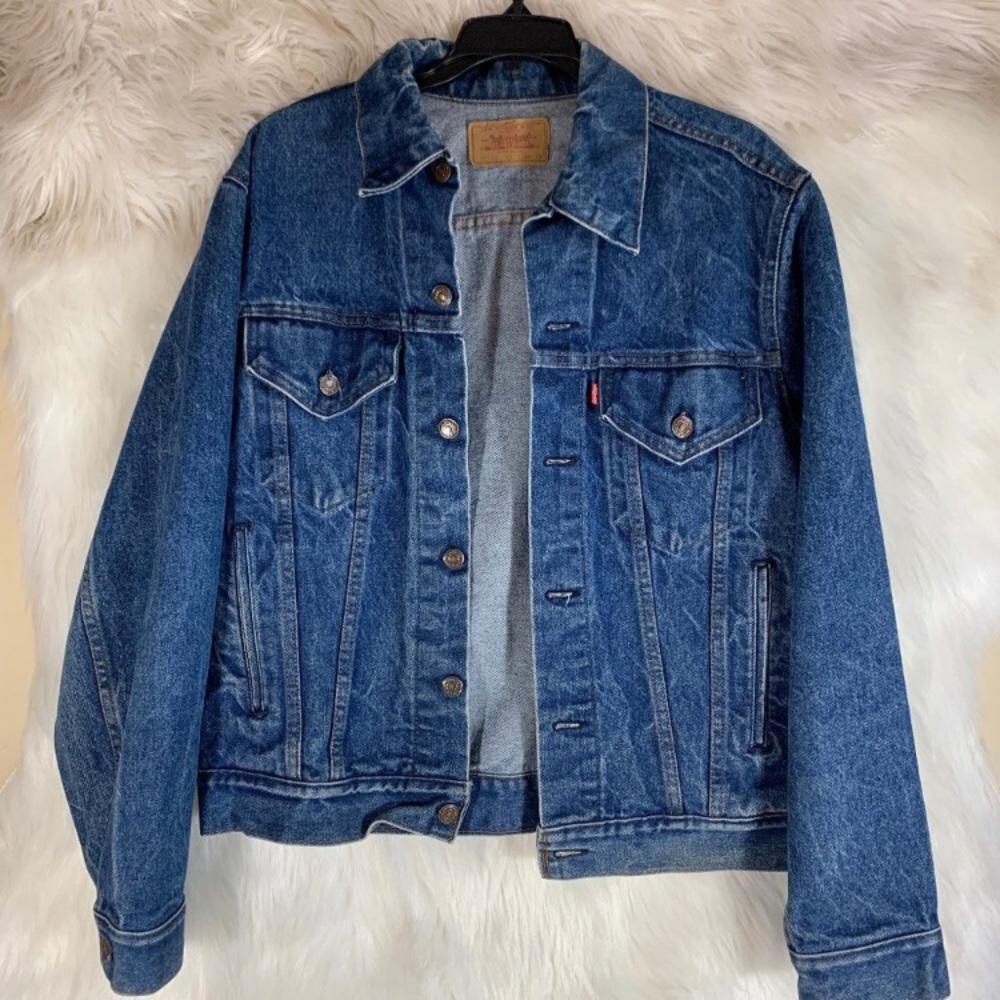 Levi’s medium wash denim jacket size 40